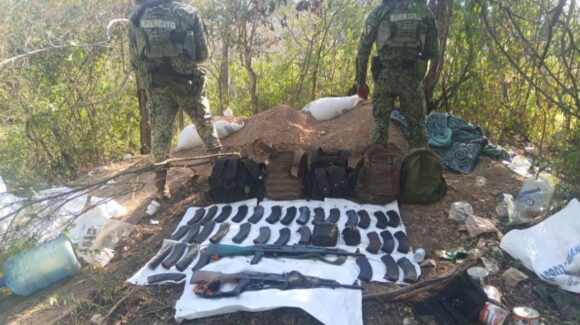 Tras agresión armada en Concordia, Sinaloa, fuerzas federales aseguran armas, cargadores y equipo táctico