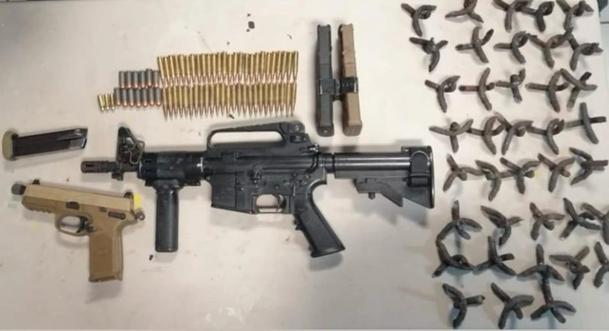 Arma larga, cartuchos y ponchallantas asegurados en Culiacán