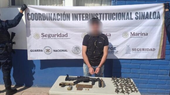 Un fusil M4, una pistola, ponchallantas y un Jetta robado, lo asegurado al detenido en puente del Tres Ríos, Culiacán, Sinaloa