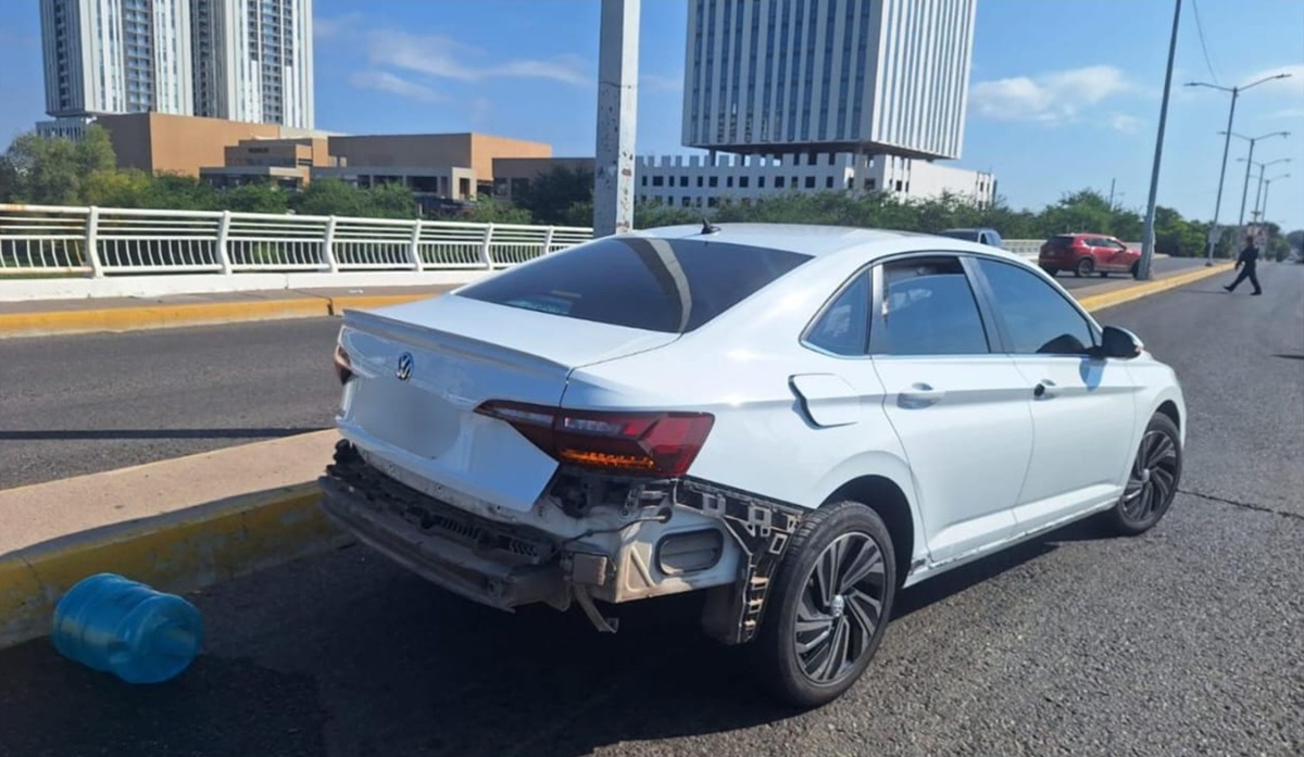 Vehículo con reporte de robo asegurado en puente del Tres Ríos, en Culiacán