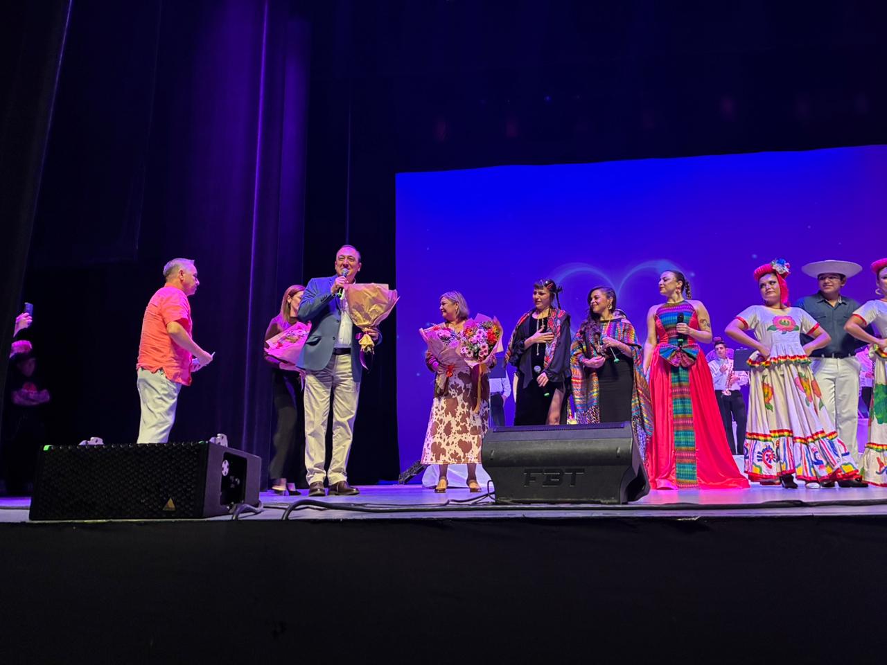 artistas deleitan con concierto en los mochis