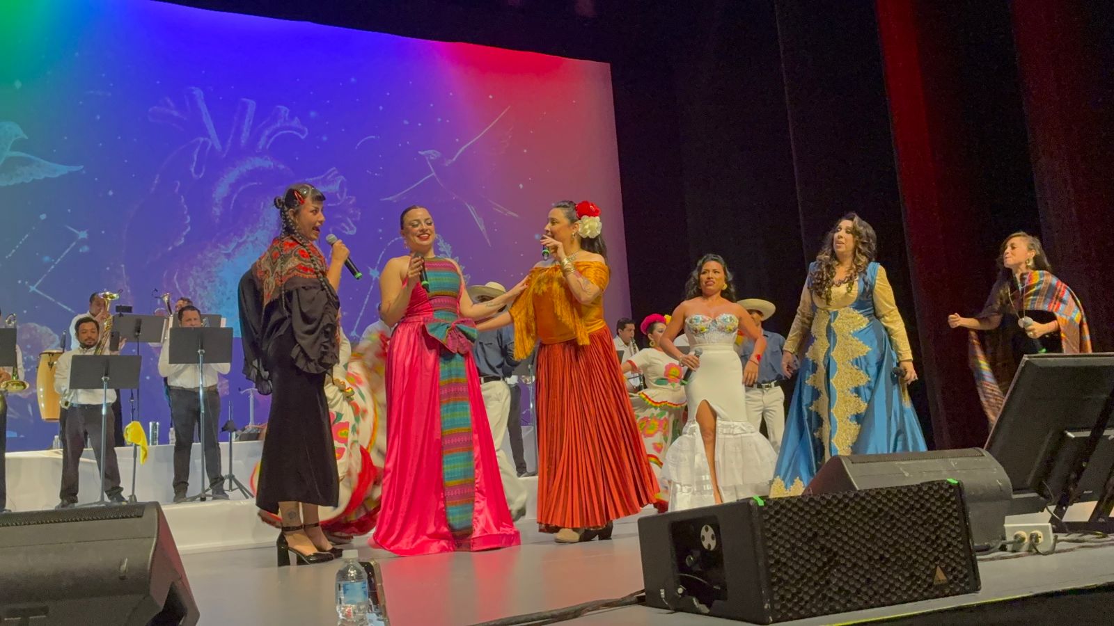artistas deleitan con concierto en los mochis