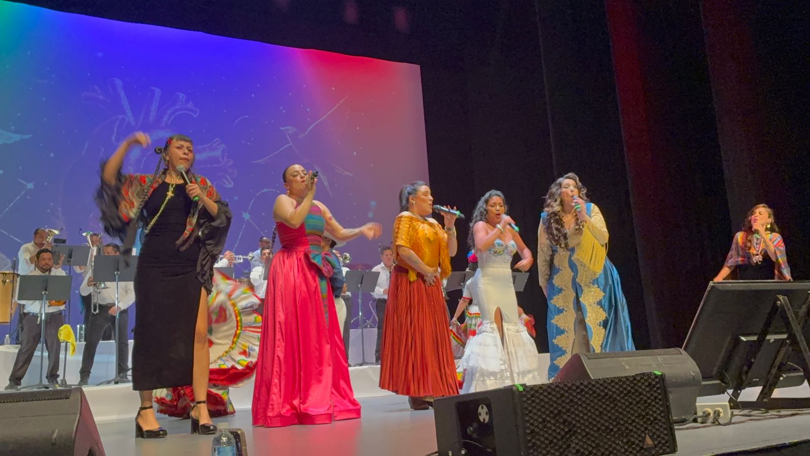 artistas deleitan con concierto en los mochis
