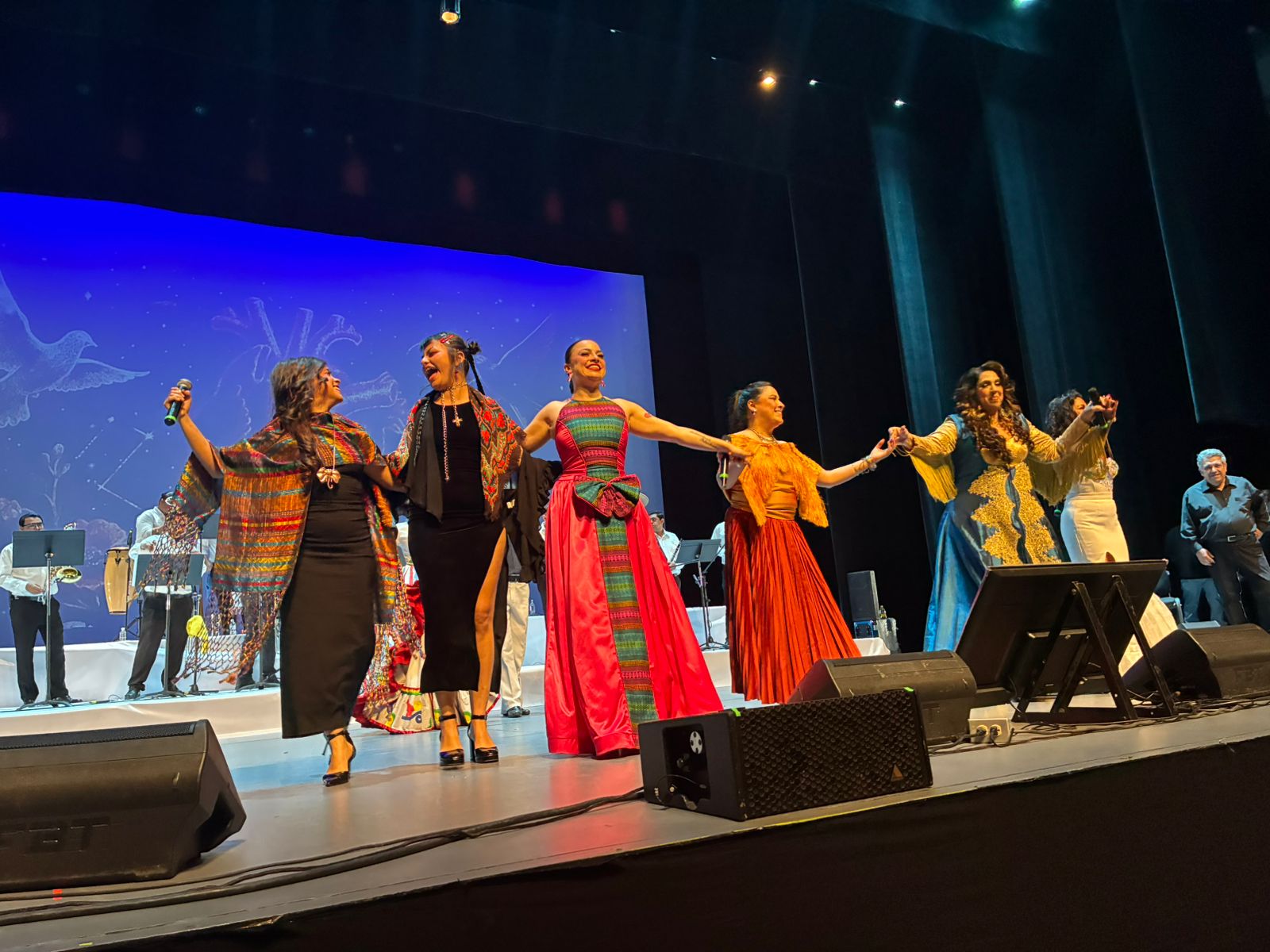 artistas deleitan con concierto en los mochis