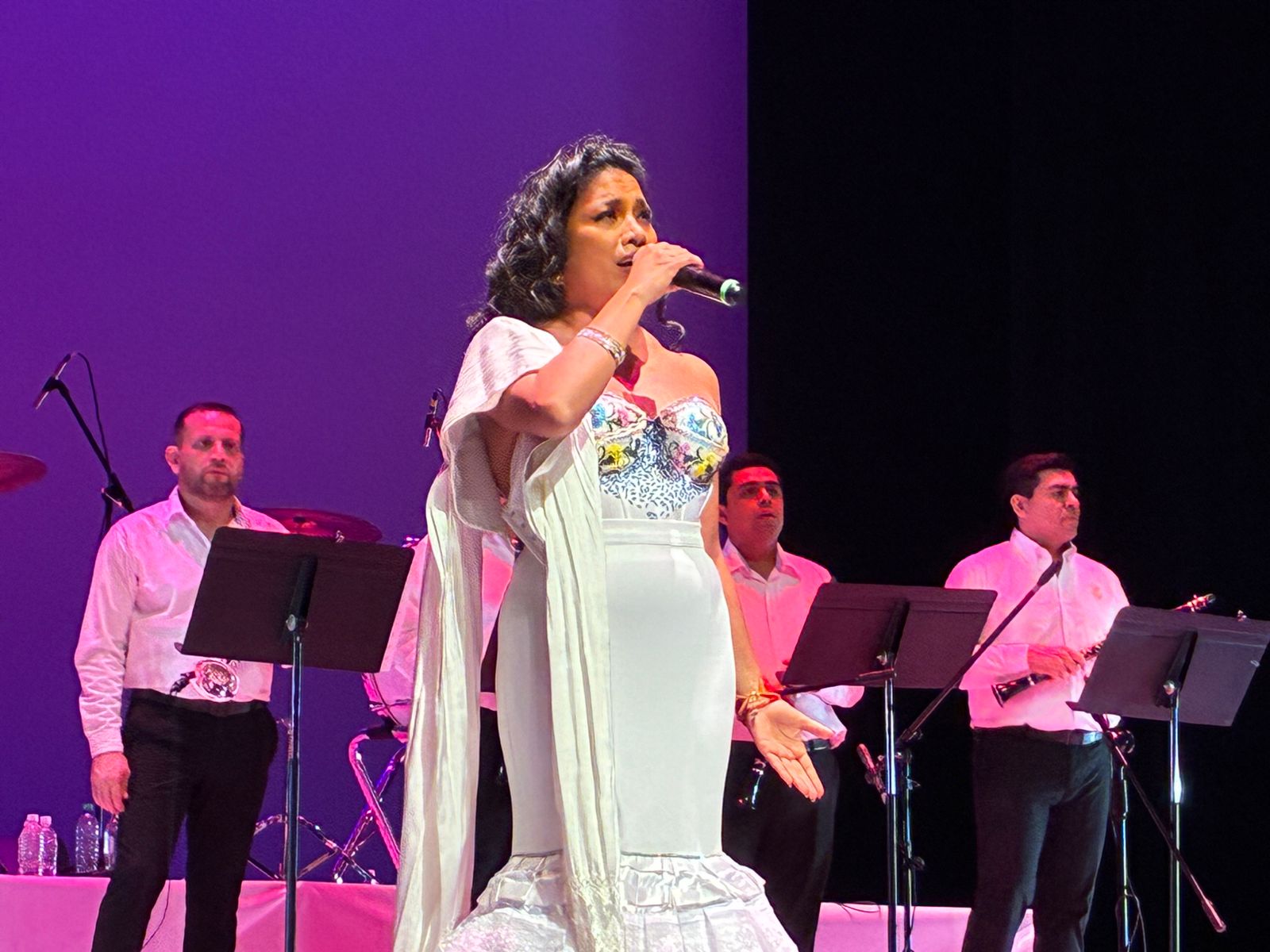 artistas deleitan con concierto en los mochis