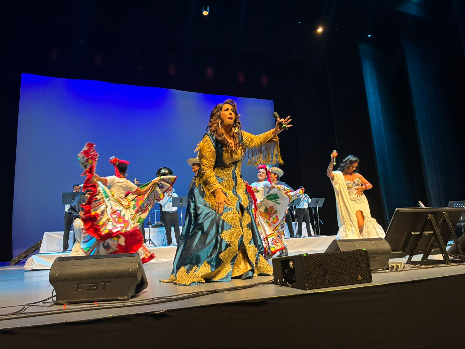 artistas deleitan con concierto en los mochis