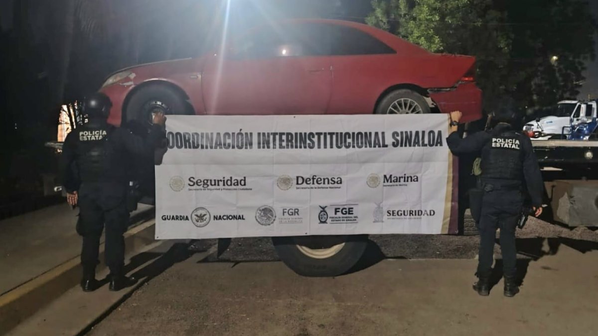 PEP asegura un vehículo con cargadores y cartuchos útiles en el interior
