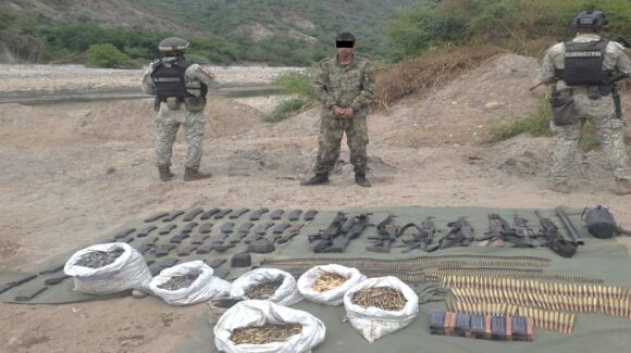 Aseguran arsenal y detienen a un hombre en operativo del Ejército en El Guayabo, San Ignacio, Sinaloa