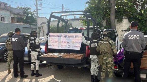 Aseguran 45 paquetes con fentanilo en vehículo abandonado en Villa Unión, Sinaloa