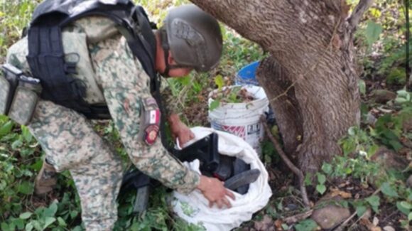 Aseguran arsenal oculto entre la maleza durante operativo militar en San Ignacio, Sinaloa