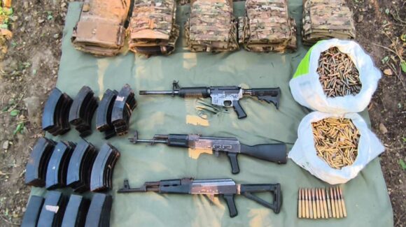 Aseguran arsenal en la sierra de San Ignacio, Sinaloa