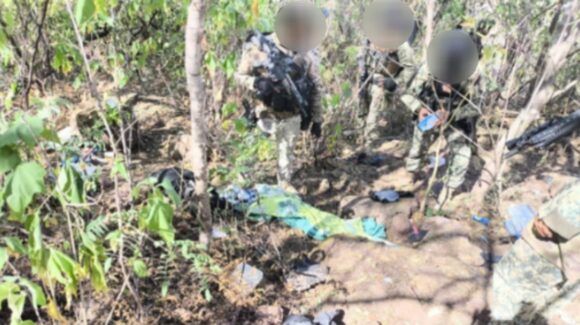 Tres campamentos, un artefacto explosivo, drones y uniformes tipo militar fueron asegurados en Badiraguato, Sinaloa