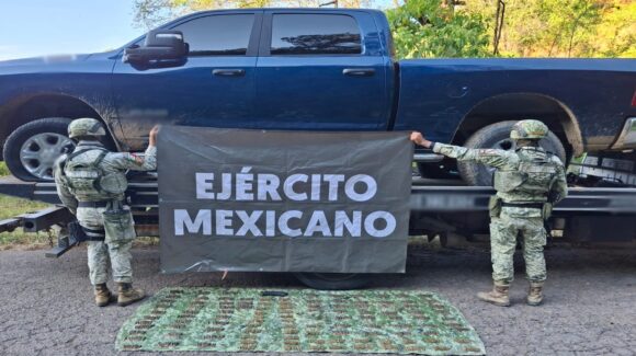 Asegura Ejército vehículo con reporte de robo y más de mil cartuchos en Concordia, Sinaloa