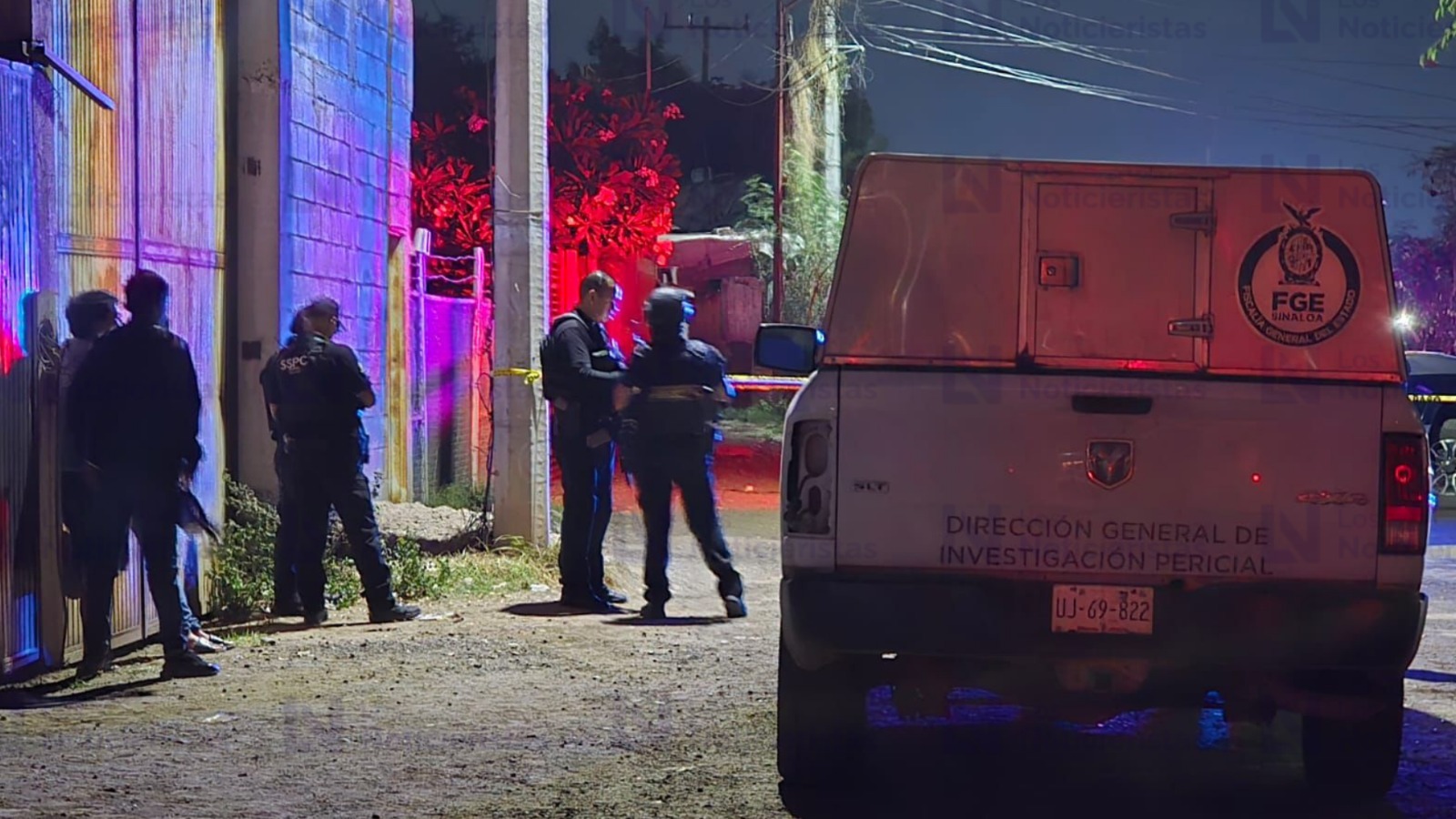 Policías en la escena del crimen en Aguaruto, en Culiacán