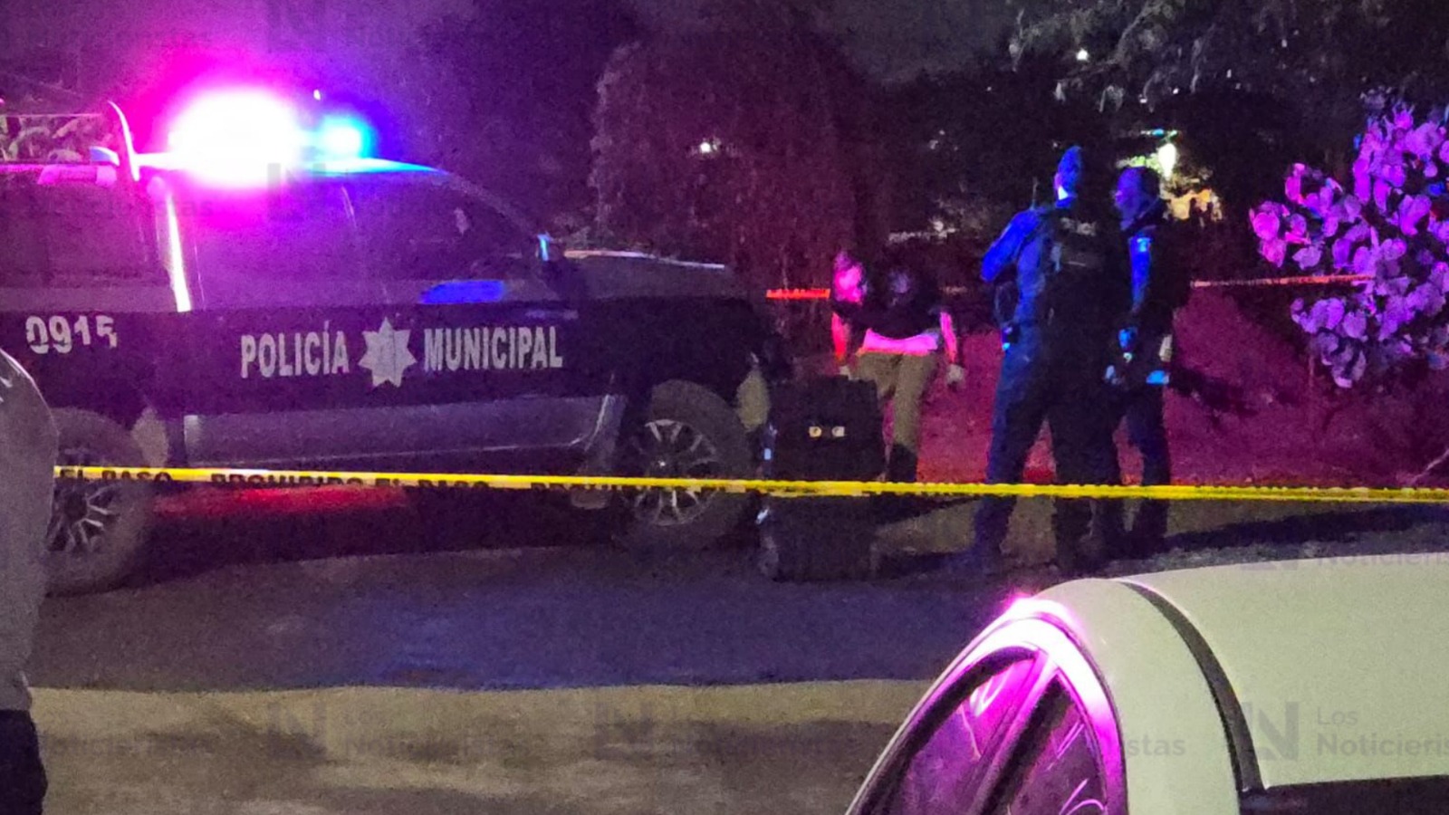 Policías en la escena del crimen en Aguaruto, en Culiacán