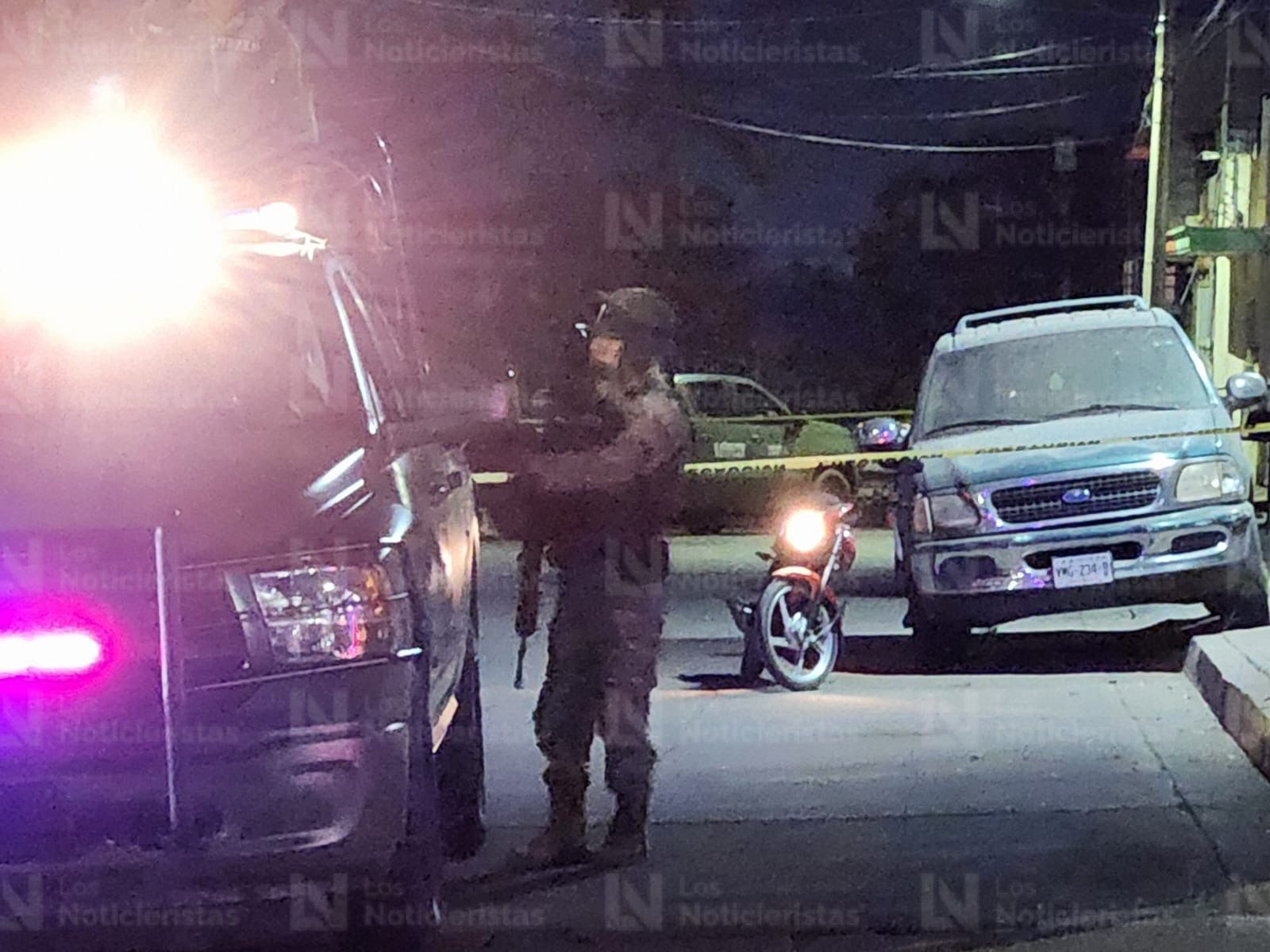 Militares resguardan lugar donde un motociclista fue baleado en Culiacán