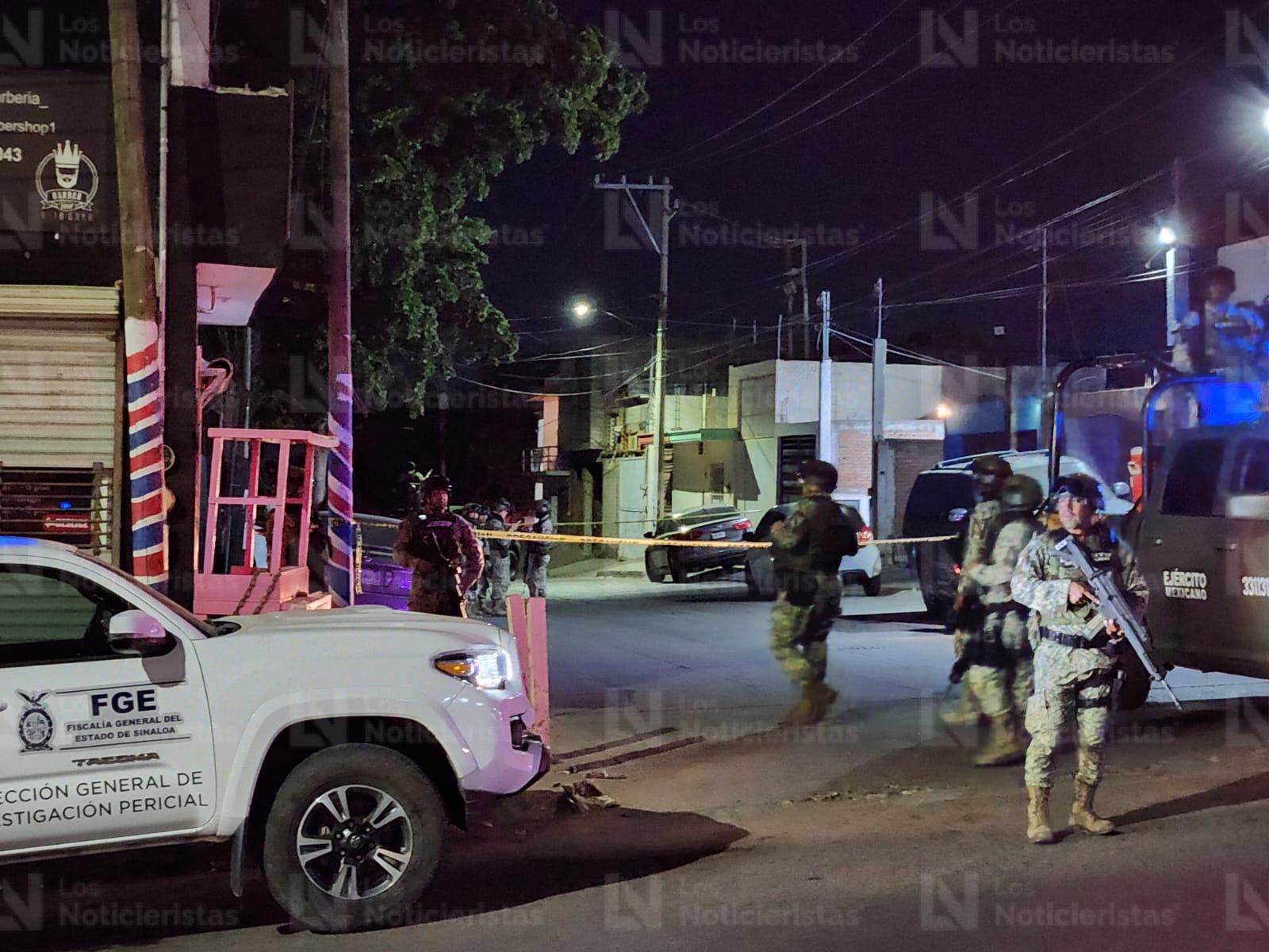 Militares resguardan lugar donde un motociclista fue baleado en Culiacán