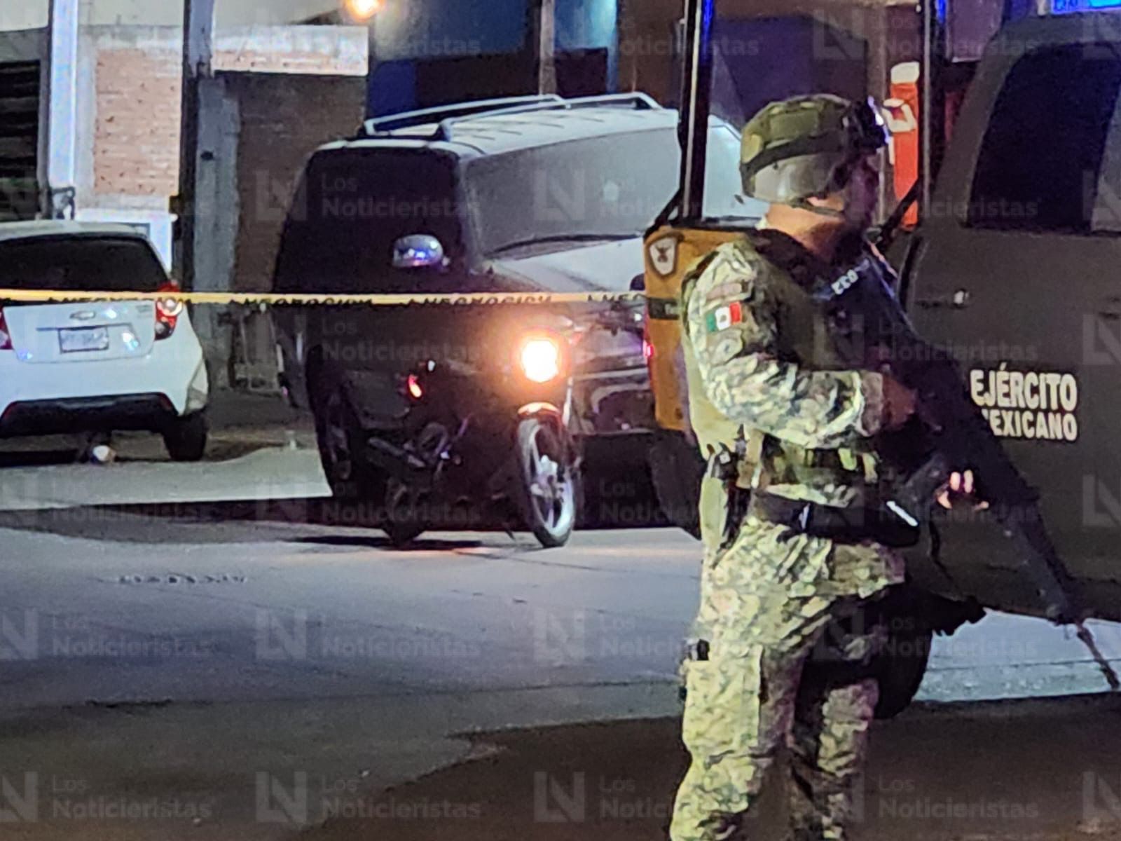 Militares resguardan lugar donde un motociclista fue baleado en Culiacán