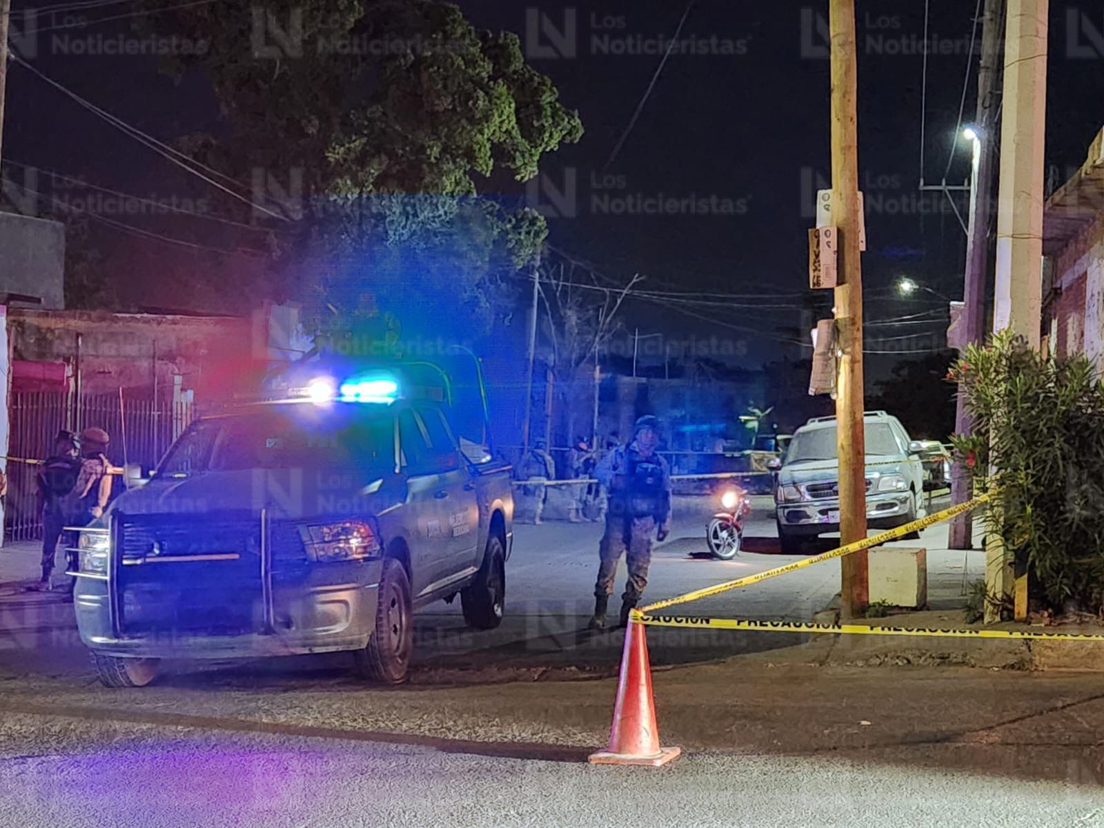 Militares resguardan lugar donde un motociclista fue baleado en Culiacán