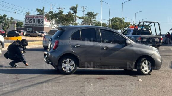Atacan a balazos al conductor de un Nissan March por la Calzada Militar al sur de Culiacán, Sinaloa