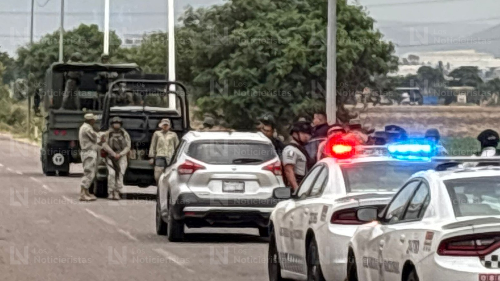 Atacan a balazos a una mujer a bordo de una camioneta por carretera La Costera