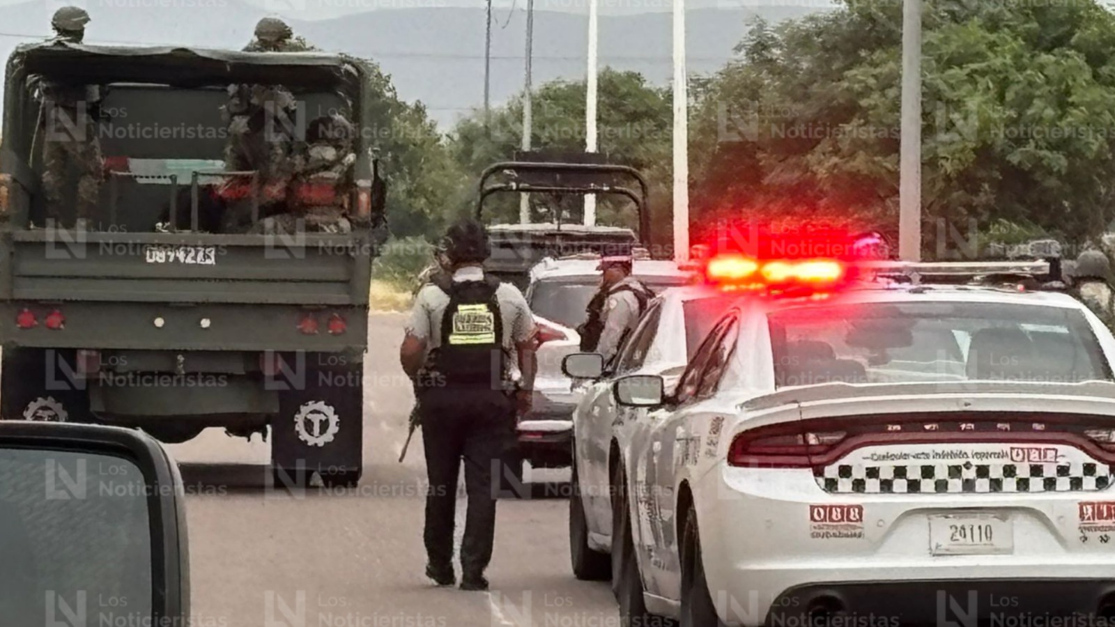 Atacan a balazos a una mujer a bordo de una camioneta por carretera La Costera