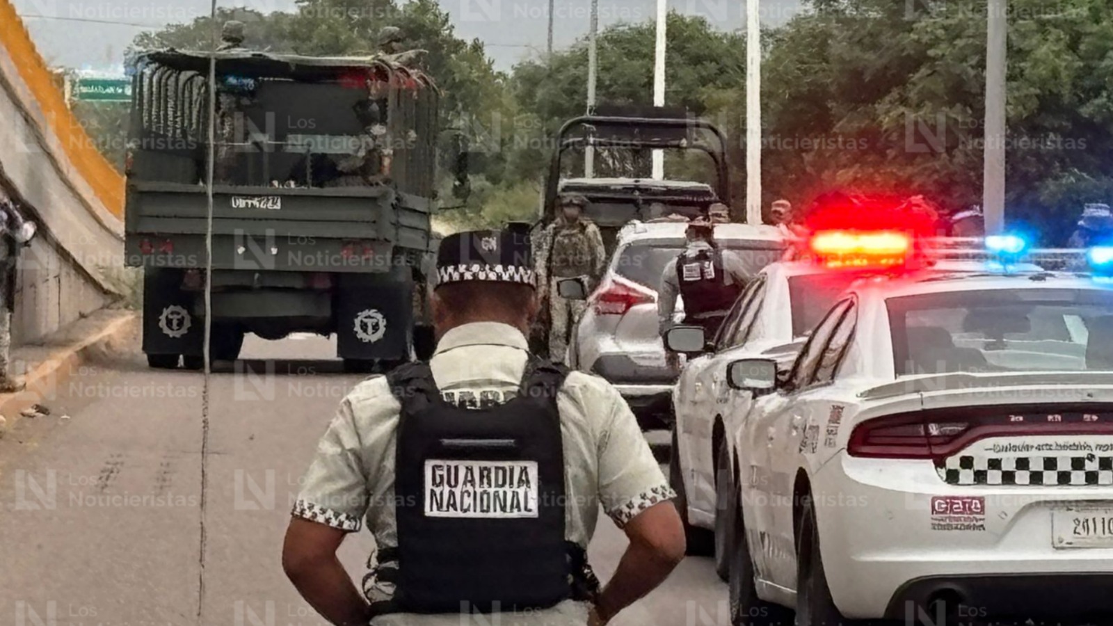 Atacan a balazos a una mujer a bordo de una camioneta por carretera La Costera
