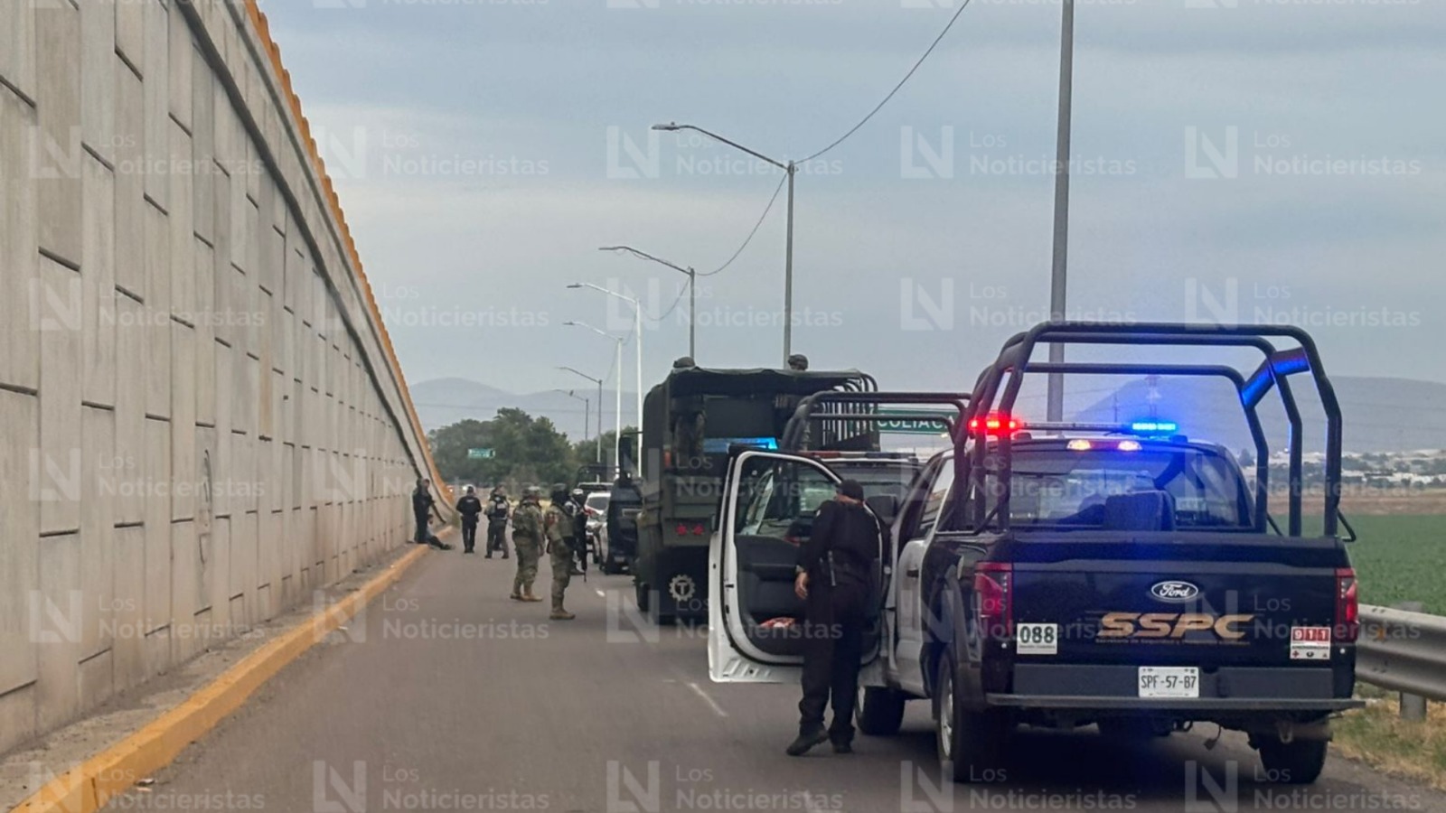 Atacan a balazos a una mujer a bordo de una camioneta por carretera La Costera