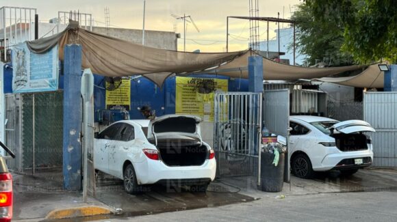 Ataque armado en autolavado deja un herido y 3 carros con impactos en la 4 de Marzo en Culiacán, Sinaloa