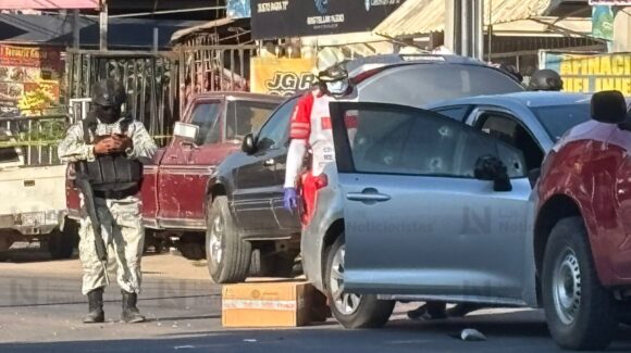Ataque armado contra vehículo deja un fallecido y un herido en la colonia Las Cucas al norte de Culiacán