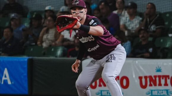 Atléticos firman a Joey Meneses con contrato de ligas menores