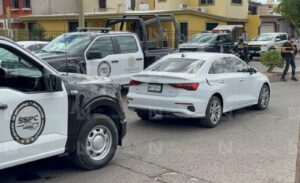 Abandonan carro de lujo con reporte de robo en Humaya de Culiacán