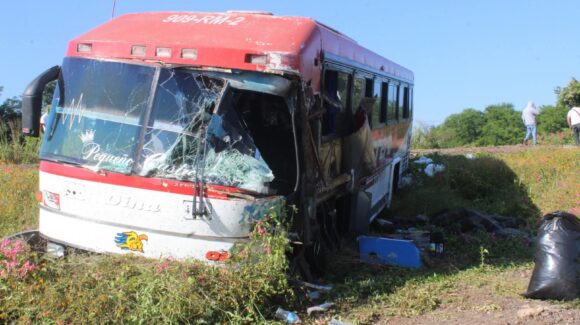 Se registra choque entre tráiler y camión de pasajeros en la ‘Curva S’, cerca de Los Otates en El Rosario, Sinaloa