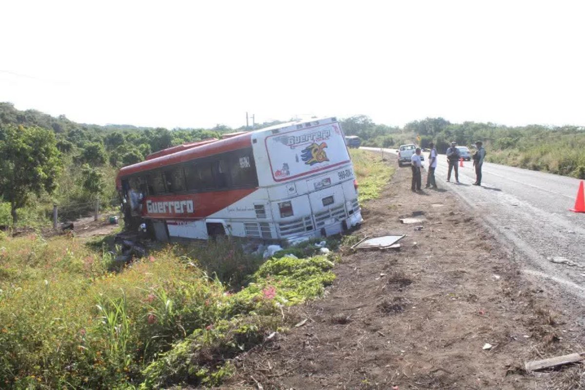 autobús de pasajeros accidentado en carretera