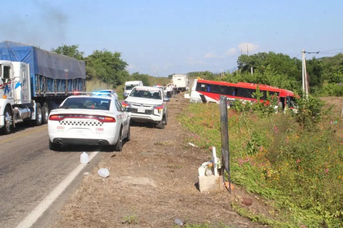 autobús de pasajeros accidentado en carretera
