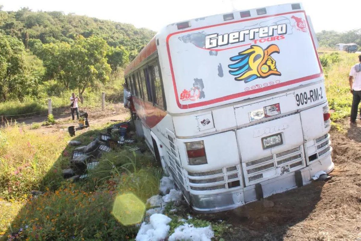autobús de pasajeros accidentado en carretera