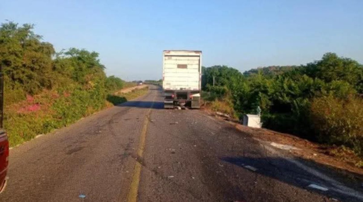 Tráiler accidentado en carretera
