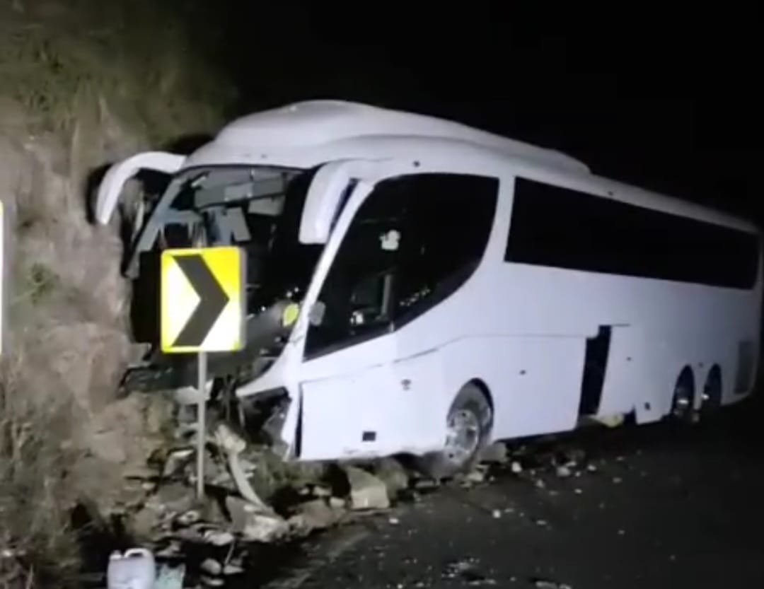 Autobús turístico choca en Surutato, Badiraguato