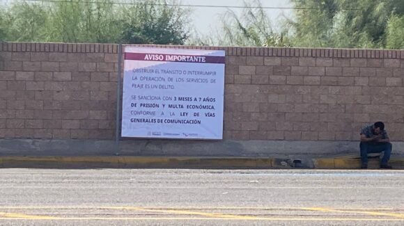 Tensa advertencia en Cuatro Caminos, Guasave, Sinaloa: colocan lona contra productores en pleno bloqueo