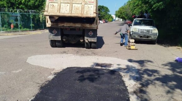 Arranca semana el Gobierno de Mazatlán, Sinaloa bacheando diferentes avenidas de la ciudad
