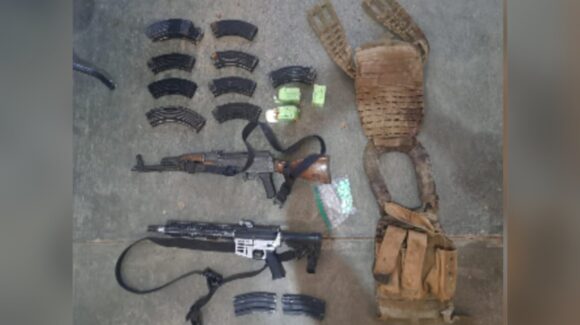 En Badiraguato, aseguran dos armas largas, equipo táctico y droga