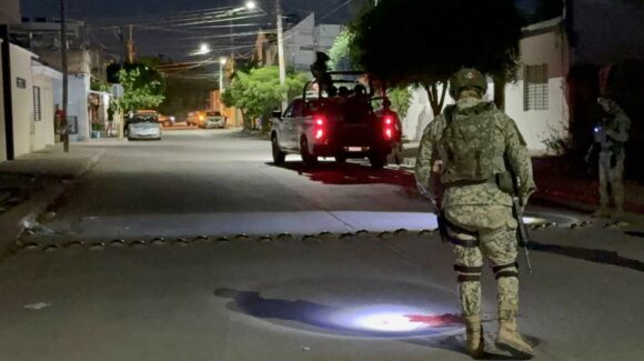 ¡Había un charco de sangre en la calle! Hieren a balazos a plomero en la colonia Gabriel Leyva de Culiacán, Sinaloa