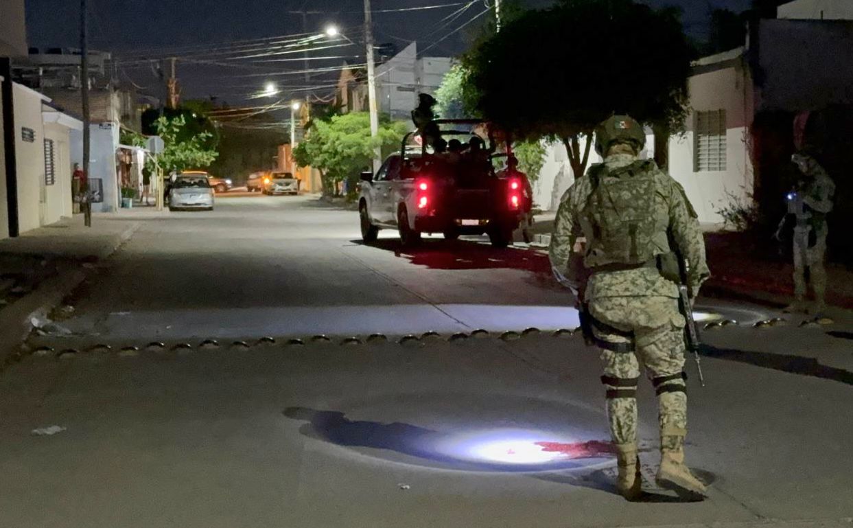 Militar observa el charco de sangre donde balearon a un plomero, en Culiacán