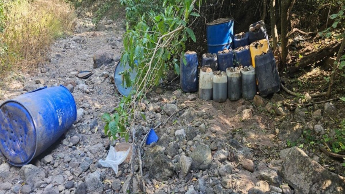 bidones con precursores químicos asegurados narcolaboratorio culiacan cosala