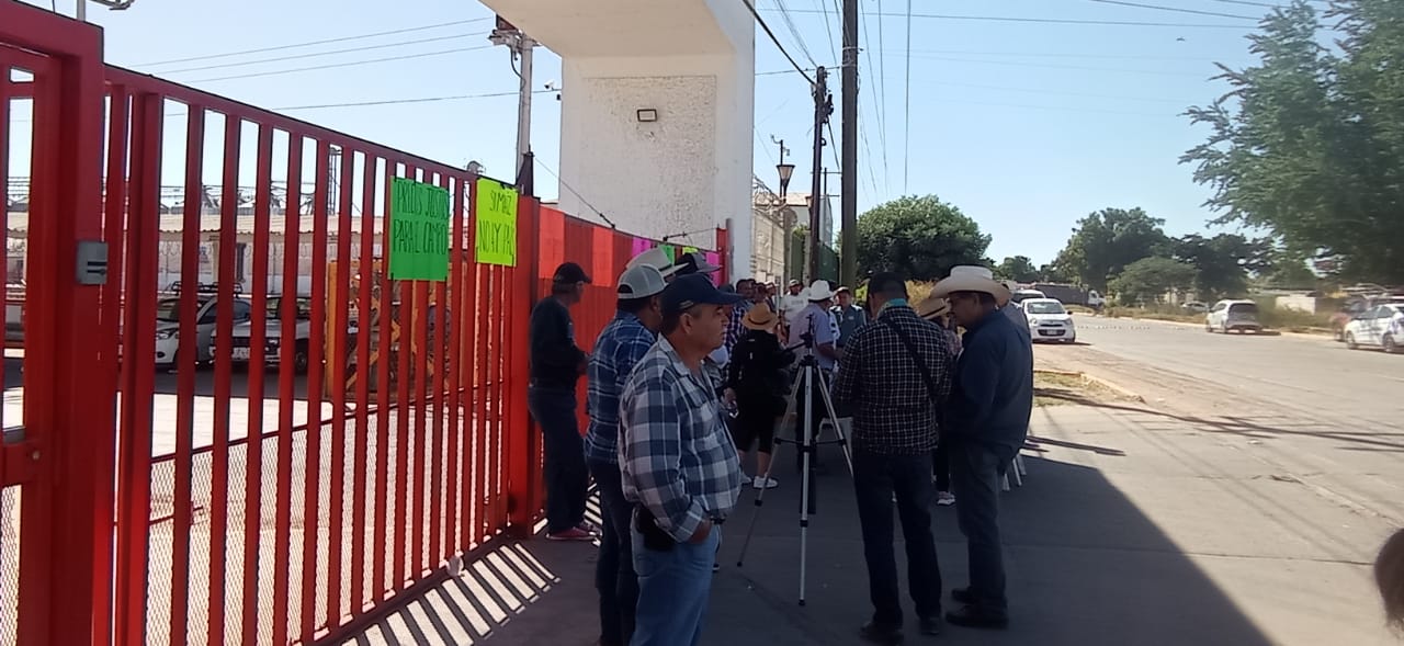 Campesinos bloquean acceso a Minsa en Ahome