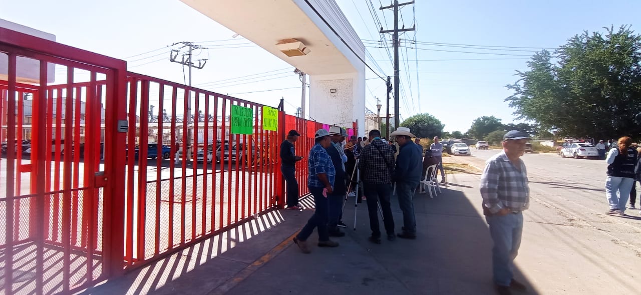 Campesinos bloquean acceso a Minsa en Ahome