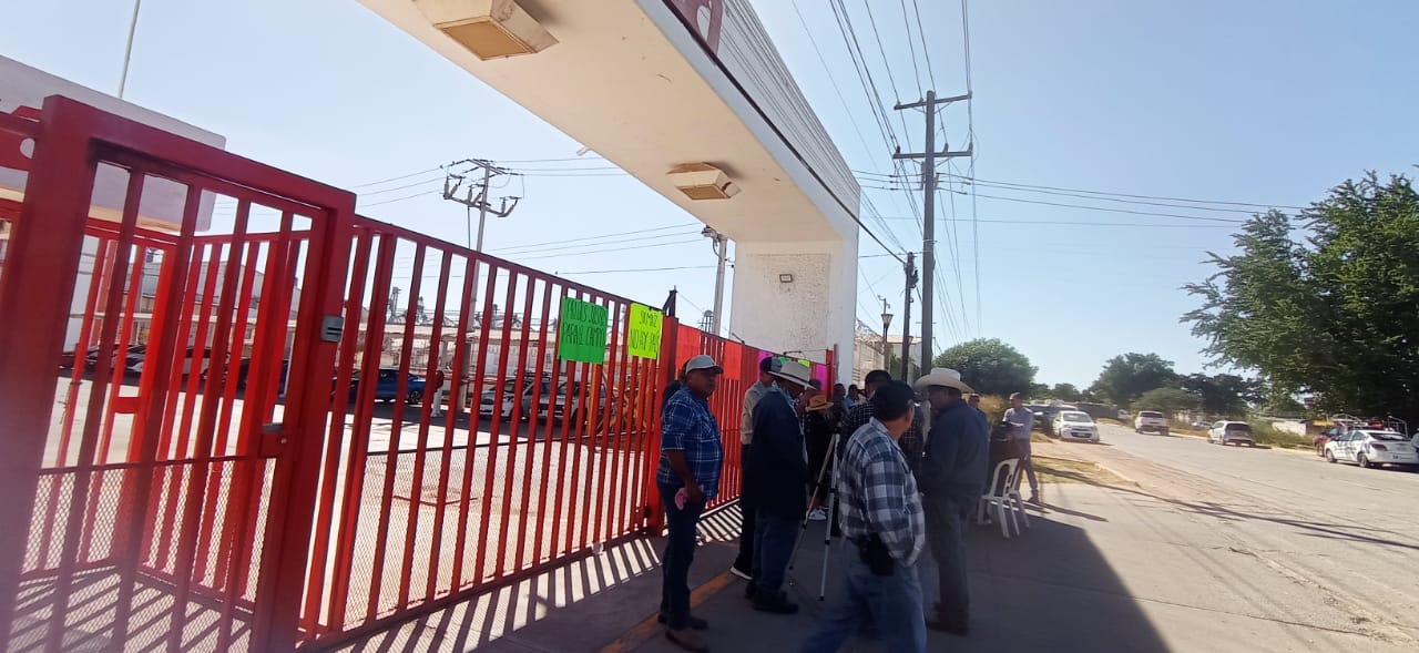 Campesinos bloquean acceso a Minsa en Ahome
