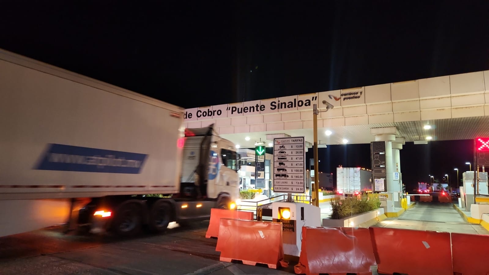 Bloquean productores caseta de cobro en Cuatro Caminos, Guasave
