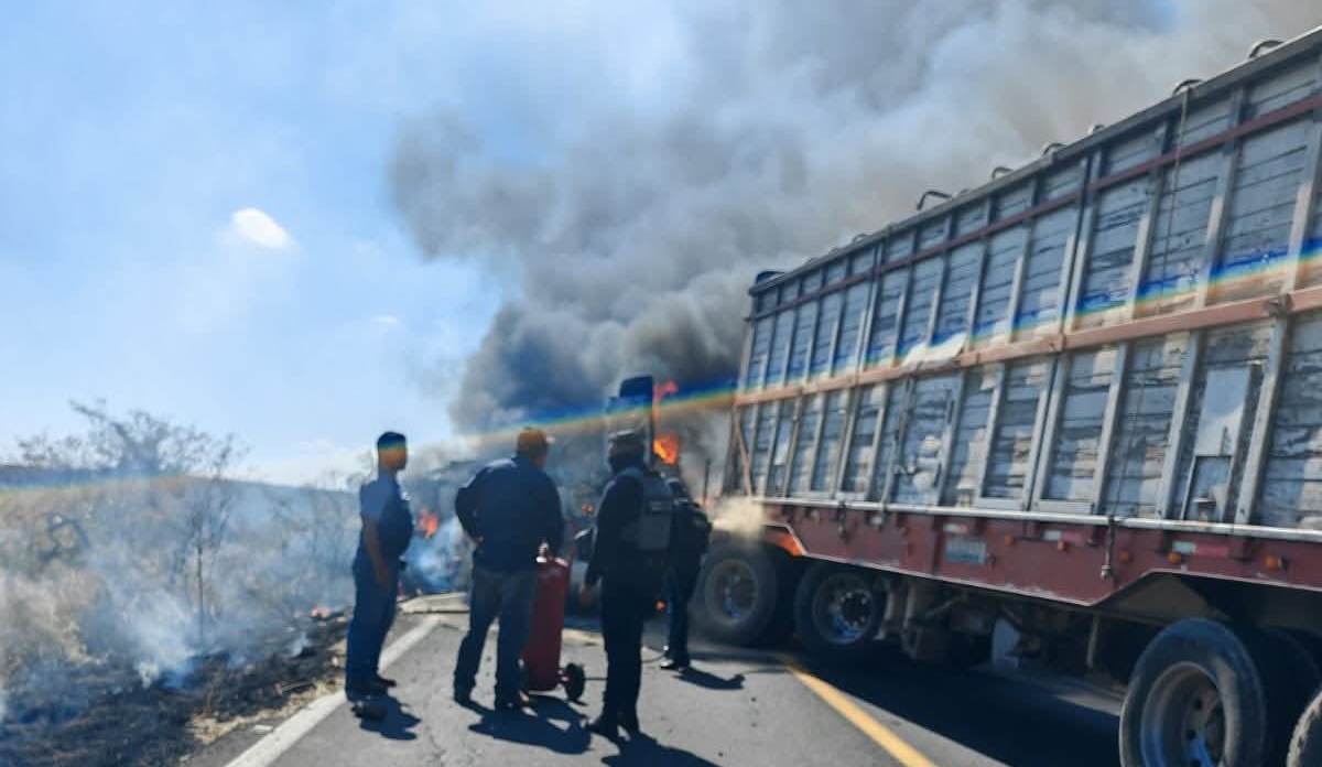 Bloqueos carreteros en Michoacán