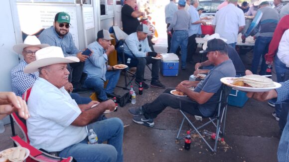 Ambientazo en la caseta de Cuatro Caminos en Guasave, Sinaloa; transportistas y productores disfrutan con música, donas y refrescos en pleno bloqueo